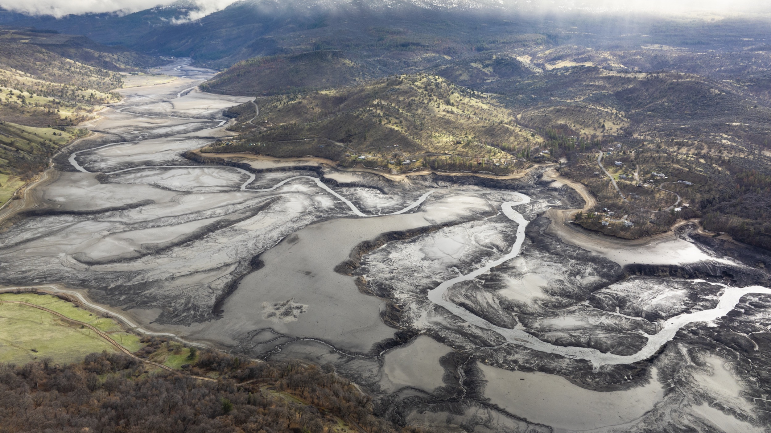 Fluvial landforms of streams, Water resources, Natural landscape, Oxbow lake, Ecoregion, Mountain, Sky, Cloud